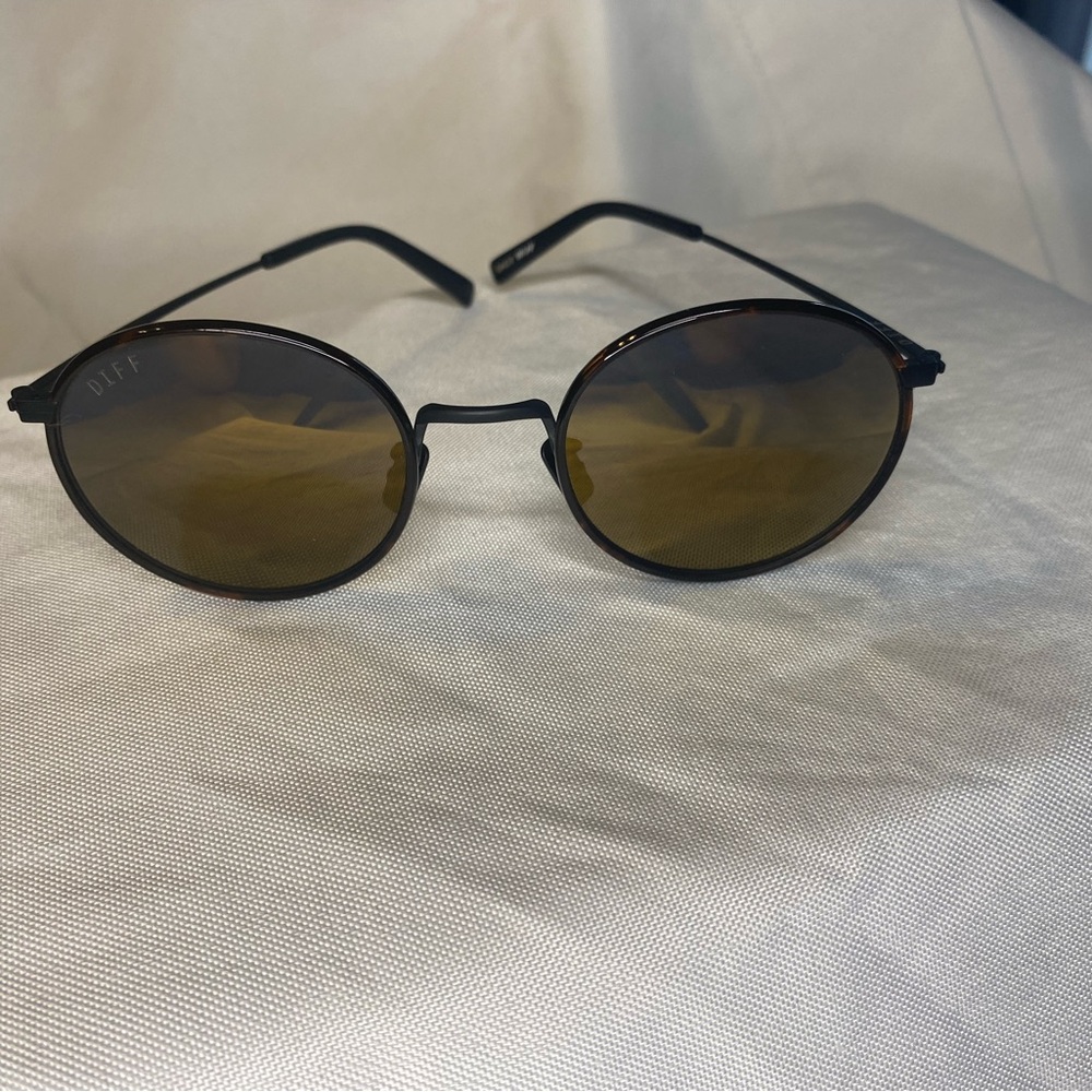 DIFF ROUND DAISY WRAP SUNGLASSES